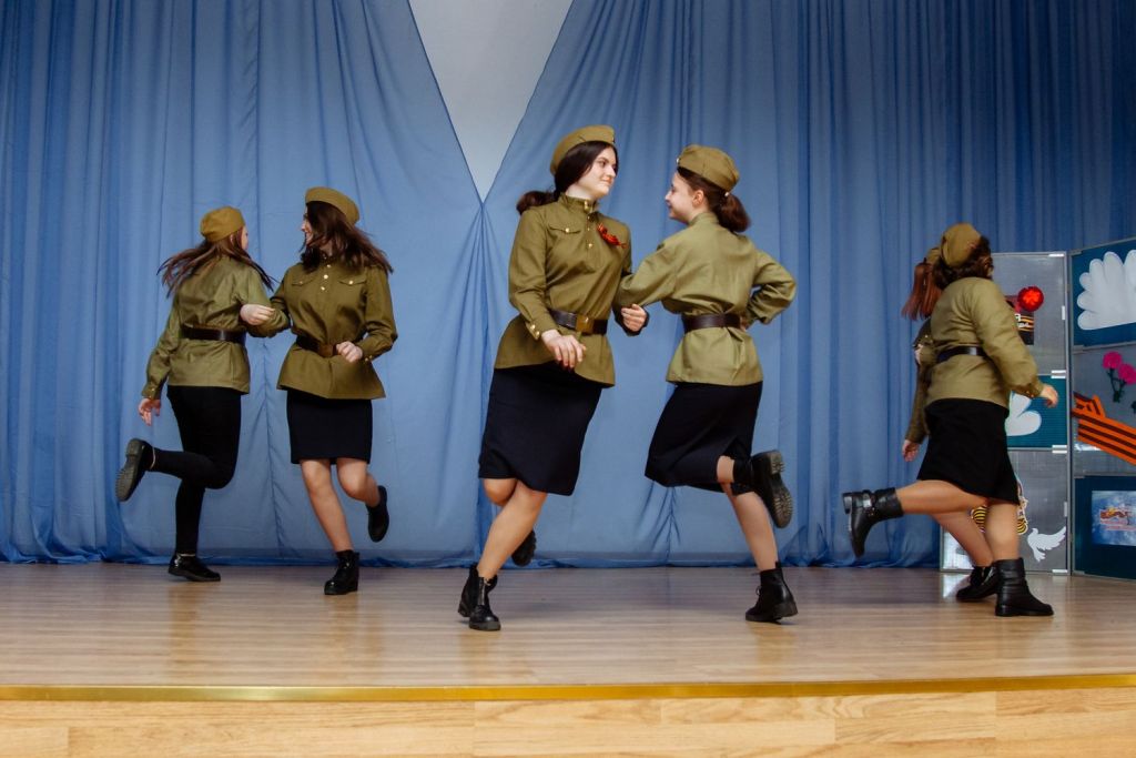 Танец на 9 мая в школе. Военная форма для танца. Военная форма для концерта. День Победы, концерт в школе. Военные танцы.